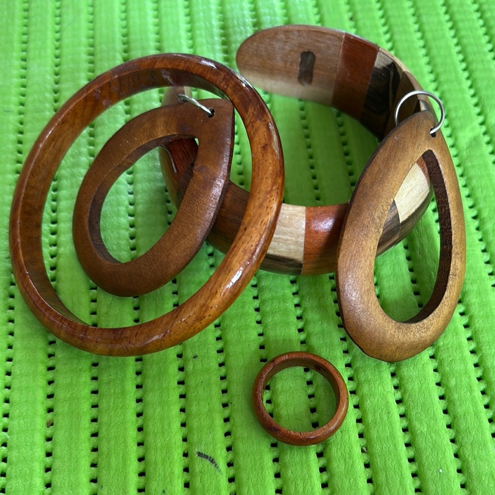 Jewellery made from wood